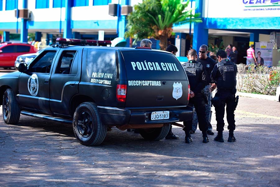 Viatura e oficiais da polícia civil em Concurso Delegado CE.